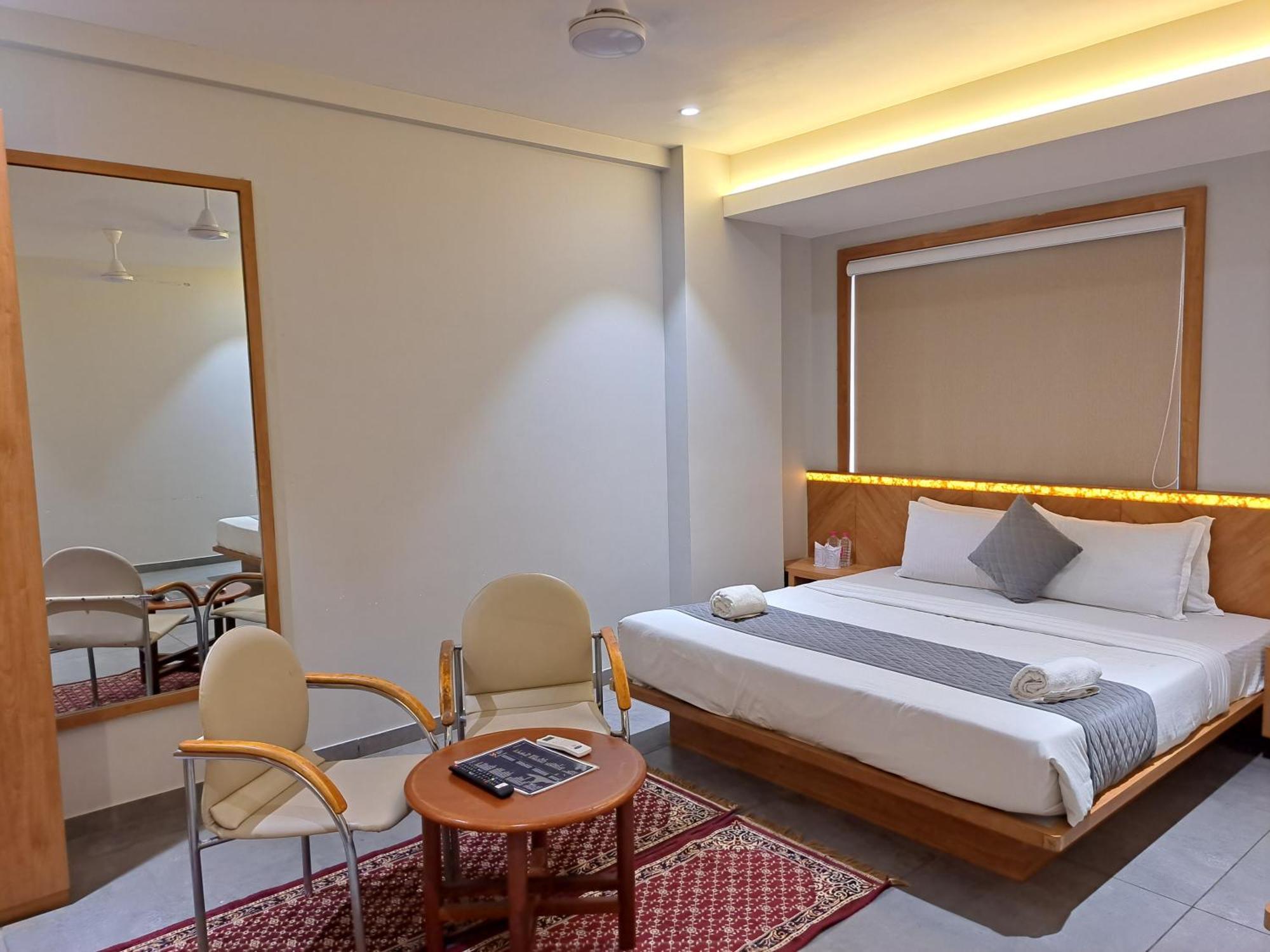 Hotel Om Somnāth Habitación foto